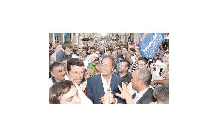Daniel Scioli dedica las últimas jornadas de campaña a cultivar el voto peronista en plaza adonde lo superó Mauricio Macri: estuvo en Córdoba y Mendoza, y hoy se aventurará en Entre Ríos, Santa Fe y La Plata.