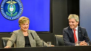 Luis Caputo recibió en la explanada del Palacio de Hacienda a Kristalina Georgieva.