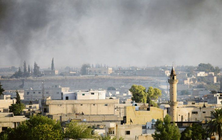 DAÑO. Las columnas de humo son, desde hace días, una constante en la ciudad de Tel Abyad, en la frontera entre Siria y Turquía.