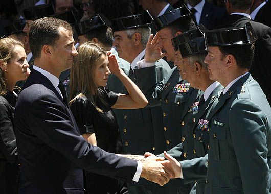 Los príncipes españoles dieron las condolencias a miembros de la Guardia Civil.