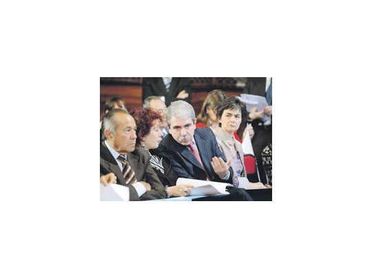 Adolfo Rodríguez Saá, Norma Morandini, Aníbal Fernández y María Eugenia Estenssoro anunciaron ayer en la Comisión de Asuntos Constitucionales del Senado la lista de expositores para el proyecto voto 16.