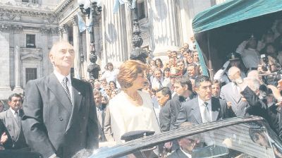Fernando de la Rúa siguió con la tradición y, junto con su esposa, fue trasladado a la Casa Rosada en el descapotable.