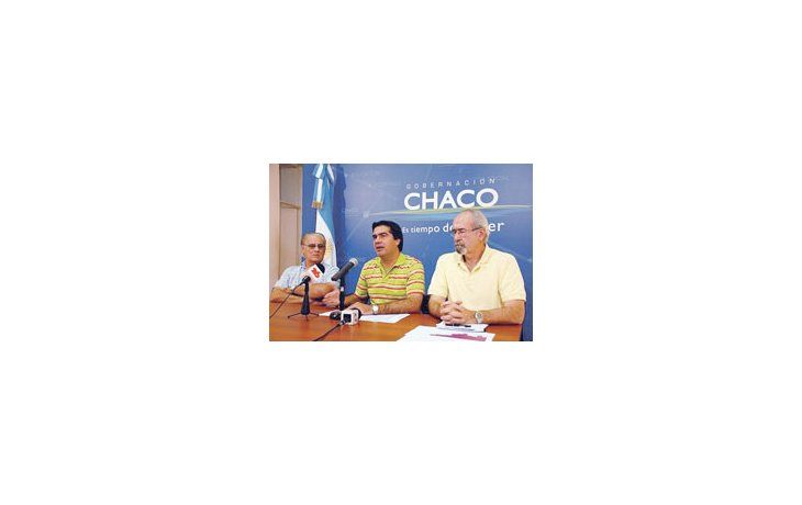 El viceministro de Salud de la Nación, Carlos Soratti; el gobernador Jorge Capitanich y el experto cubano Eric Martínez Torres, durante la conferencia de ayer en la que brindaron en último informe sobre el avance del flagelo.