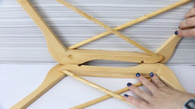 Las perchas viejas pueden servir para hacer nuevos muebles para tu hogar.