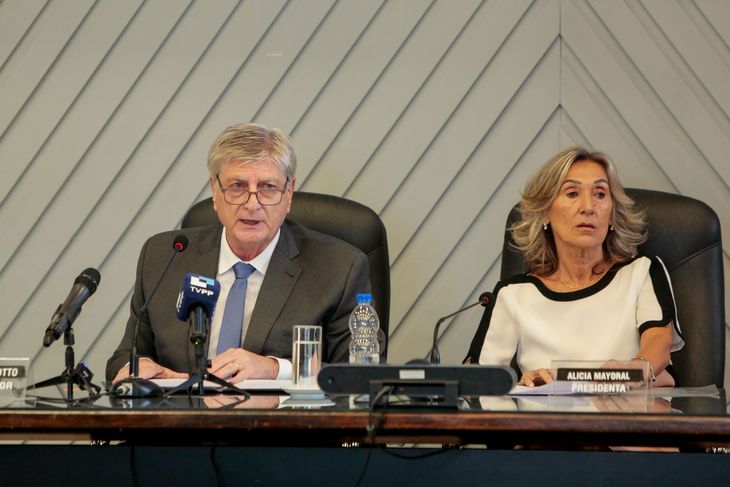 Ziliotto, el gobernador de La Pampa ante los legisladores pampeanos. Ziliotto, el gobernador de La Pampa ante los legisladores pampeanos.