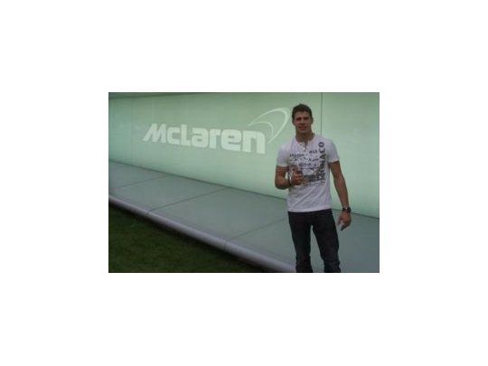 Facundo Regalia en el tester de McLaren. (Foto Twitter).