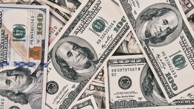 El dólar cerró a la baja y recortó parcialmente la suba del lunes.