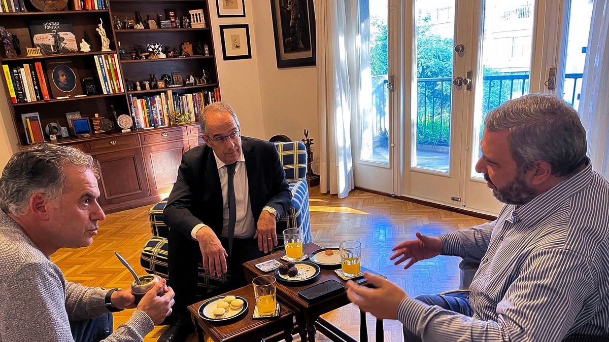 Bergara marks the field in the political agreement with Orsi