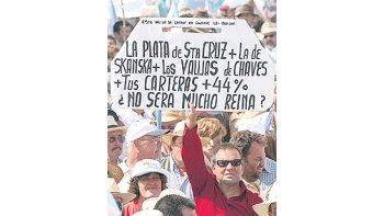 ámbito.com | Los productores alzan carteles contra la presidente Cristina de Kirchner. Uno de los más significativos hace alusión a los hechos de currupción.