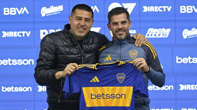 Fernando Gago, DT de Boca, junto al presidente Riquelme