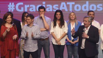 Alberto Fernández festejando&nbsp;junto a Cristina Fernández de Kirchner y Axel Kicillof en el búnker del Frente de Todos.