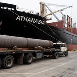 La maniobra incluyó la carga de 721 tubos de acero a bordo del buque MV Athanasia, materiales que formarán parte de la infraestructura submarina que se instalará frente a Punta Colorada, donde se construye una de las principales terminales energéticas del país. La maniobra incluyó la carga de 721 tubos de acero a bordo del buque MV Athanasia, materiales que formarán parte de la infraestructura submarina que se instalará frente a Punta Colorada, donde se construye una de las principales terminales energéticas del país.