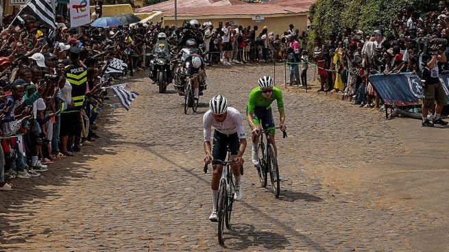 El ciclismo mexicano volvió a hacerse notar en la élite internacional. Isaac del Toro, joven promesa de Ensenada, Baja California, firmó una participación destacada en el Mundial de Ciclismo de Ruta 2025, celebrado en Kigali, Ruanda. El corredor nacional se ubicó en el séptimo lugar de la clasificación general.