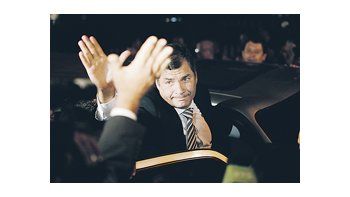 Rafael Correa saluda ayer a seguidores a la salida de la audiencia de la Corte Nacional de Justicia. Deslizó luego que podría desistir de que se lleve a cabo la condena.