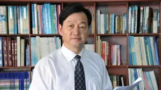 El magnate tuvo una historia complicada para llegar a la cima. El magnate tuvo una historia complicada para llegar a la cima.