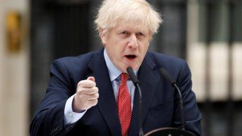 El primer ministro de Reino Unido, Boris Johnson, enfrenta cr&iacute;ticas de la prensa y la oposici&oacute;n laborista.