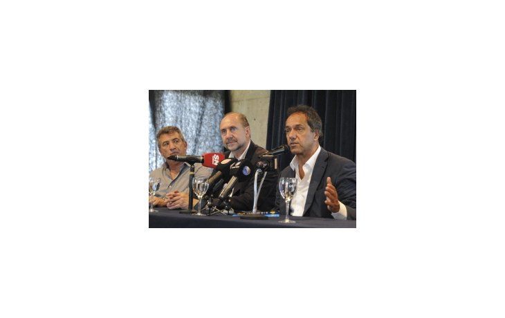 Daniel Scioli en Santa Fe junto a Sergio Urribarri y Omar Perotti.