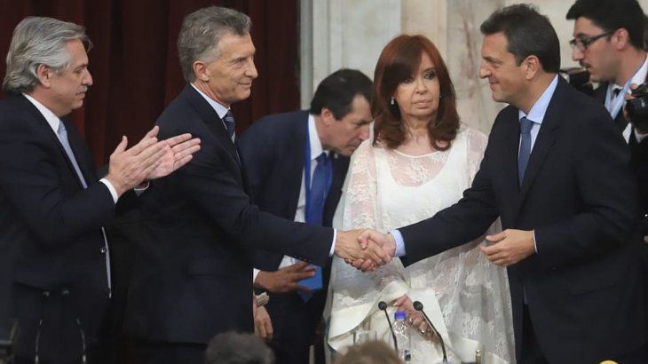 ALBERTO MACRI MASA ESTRECHA MANO.jpg