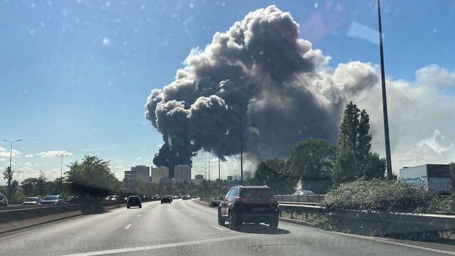 La columna de humo generada por el incendio ocurrido en el mercado de Rungis.&nbsp;