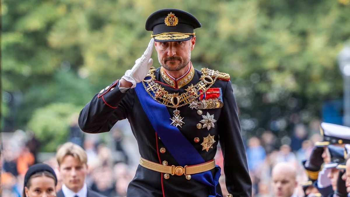 Haakon VIII juró como rey de Noruega sin la reina Mette Marit a su lado