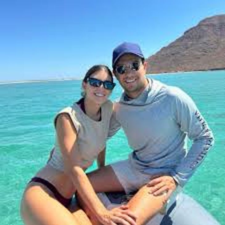 Seregio Checo Pérez hizo un alto en su preparación para su regreso a la Fórmula 1 y se tomo unos días de vacaciones para viajar a Loreto, Baja California, junto a su esposa Carola Martínez.