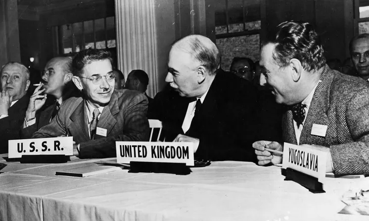 Keynes en Bretton Woods, 1944. En lo ideológico fue el gran ganador. Hasta el gobierno libertario recurre a los organismos multilaterales que pergeño. Keynes en Bretton Woods, 1944. En lo ideológico fue el gran ganador. Hasta el gobierno libertario recurre a los organismos multilaterales que pergeño.