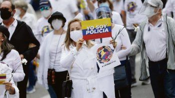REACCIÓN. Miles de bogotanos salieron ayer a las calles para manifestarse contra los piquetes y a favor del despliegue del Ejército en Cali y otras ciudades de Colombia.