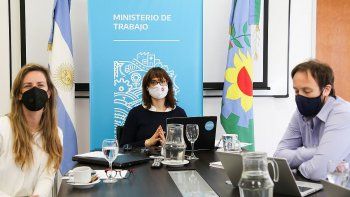 El ministro de Hacienda y Finanzas, Pablo López; la ministra de Trabajo, Mara Ruiz Malec; y la directora general de Cultura y Educación, Agustina Vila, retomaron el diálogo hoy con representantes gremiales de las y los trabajadores del sector docente y realizaron una nueva propuesta de incremento salarial.