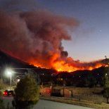 Autoridades aseguran que el fuego “avanza hacia tres sectores distintos” en El Hoyo. Autoridades aseguran que el fuego “avanza hacia tres sectores distintos” en El Hoyo.
