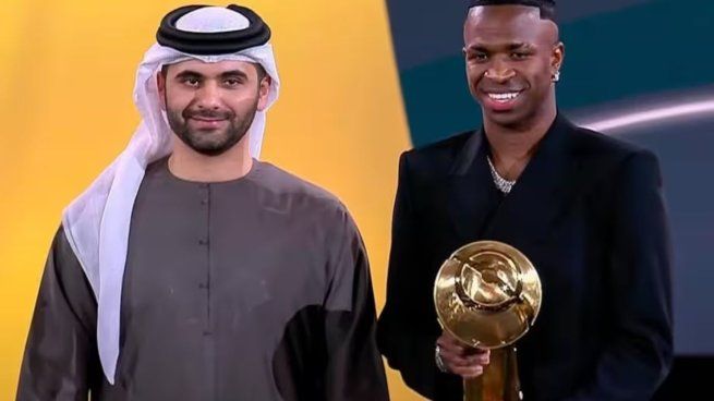 El futbolista del Real Madrid se consagró como el mejor del año en Dubái.