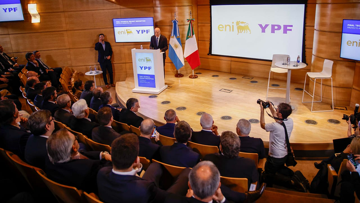 Audiotorio Jacarandá de la Torre de YPF en Puerto Madero. Más de 50 directivos de YPF y un grupo de empresarios de la italiana Eni participaron de la firma del acuerdo por el GNL, junto a autoridades nacionales y provinciales.