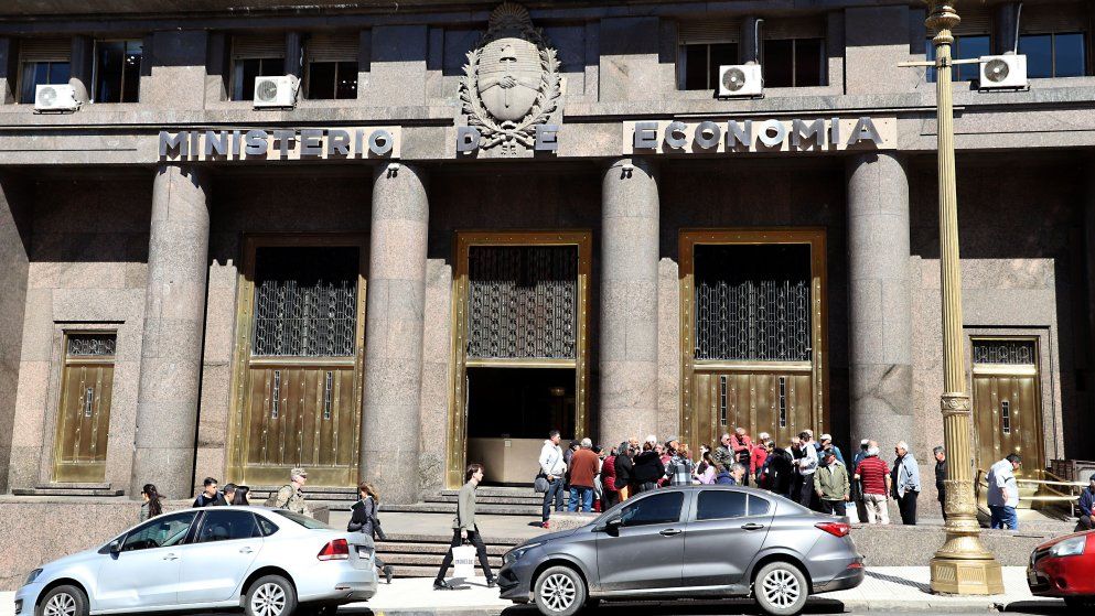 El Ministerio de Economía va por la renovación de casi $11 billones en un contexto dificil.