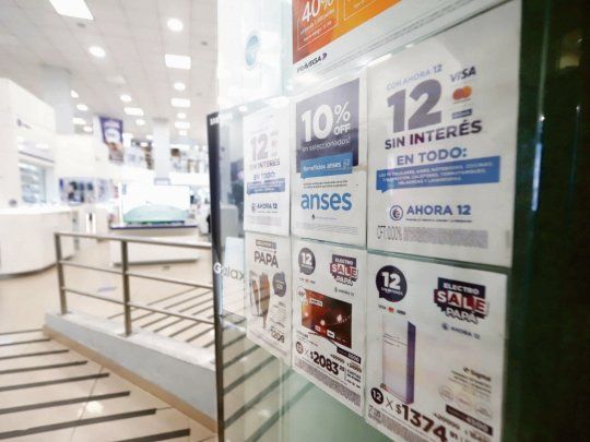 Regreso. Las vidrieras de las cadenas de electrodomésticos vuelven a exhibir productos en cuotas sin intereses para intentar atraer a los compradores.