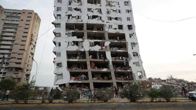 En La Guaira se derrumbó el icónico edificio del Hotel Eduards.