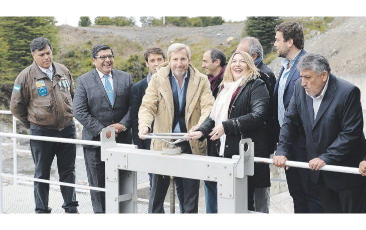 ámbito.com | Fin del mundo. Rogelio Frigerio y Rosana Bertone inauguraron ayer en Ushuaia la planta potabilizadora Río Pipo junto a los secretarios de Vivienda, Domingo Amaya; y de Provincias, Alejandro Caldarelli; y los subsecretarios de Gestión Municipal, Lucas Delf