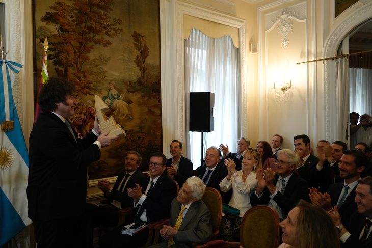 Durante su discurso, Milei repasó su gestión económica y afirmó: “Hoy la pobreza está debajo del 35%, y eso implica que 10 millones de personas salieron de la pobreza”. Durante su discurso, Milei repasó su gestión económica y afirmó: “Hoy la pobreza está debajo del 35%, y eso implica que 10 millones de personas salieron de la pobreza”.