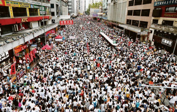 Marea blanca. Según los organizadores de la protesta, hubo 1.030.000 personas en las calles de Hong Kong, que se mostraron en contra del proyecto de ley que autorizaría las extradiciones hacia países como la China continental. Durante la desconcentración, hubo algunos incidentes con la policía y se registraron heridos.