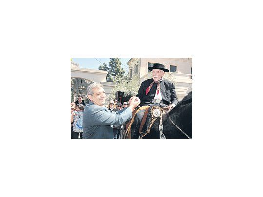 El ministro de Agricultura, Julián Domínguez, otorgó una distinción especial a Abel Figueron, un jinete de 99 años, el más viejo del país.