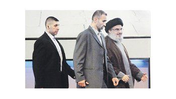 ámbito.com | El líder de Hizbulá, Hasán Nasralá, en una reciente aparición pública en Beirut, rodeado de guardaespaldas. Su partido-milicia es uno de los principales aliados del régimen sirio y un posible receptor de armas químicas en caso de una intervención occident