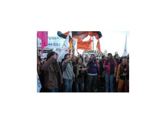 Una movilización partió desde la Plaza Moreno hacia la Plaza San Martín en La Plata donde reclamaron basta de desaparecidos en democracia, juicio y castigo a los responsables.
