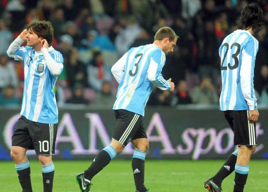Messi festeja su gol haciendo un gesto de querer escuchar a los hinchas