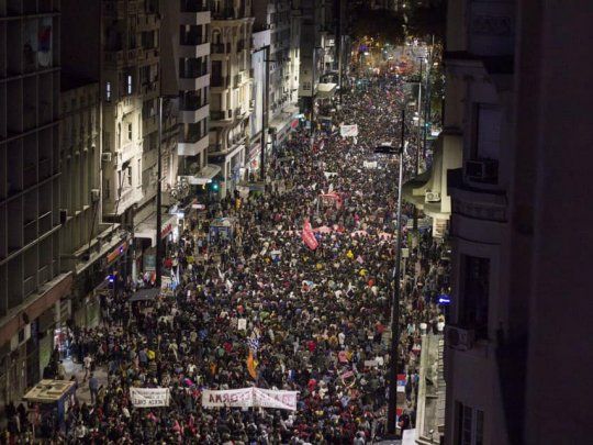 Una multitud march&oacute; por las calles de Montevideo en contra del plebiscito que la oposici&oacute;n busca aprobar este domingo.