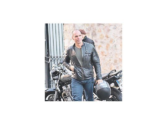 El excéntrico ministro griego Varufakis, amante de las motos, advirtió ayer sobre las prioridades de pago del Gobierno. Temor en mercados.