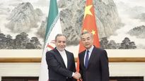 Los cancilleres de Irán y China, Abbas Araqchi y Wang Yi.