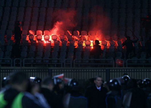 Incendio en una de las tribunas, provocado por el fuego de las bengalas.