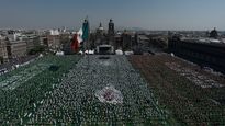 La clase de fútbol más grande del mundo en el Zócalo CDMX.
