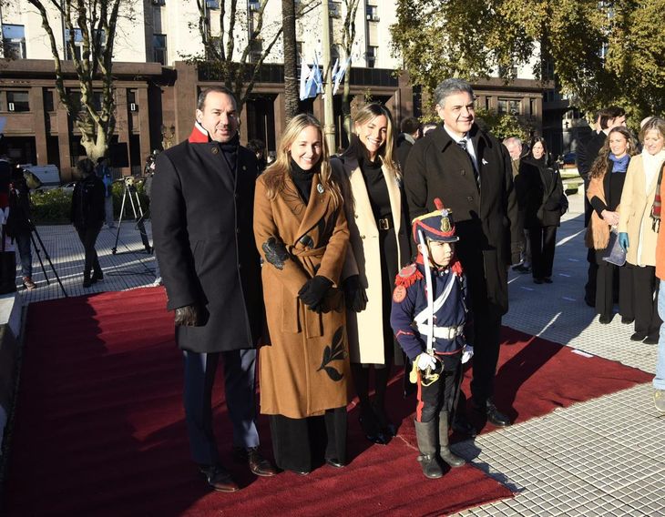 Jorge Macri se presentó en el acto del 25 de Mayo junto a su esposa María Belén Ludueña y la Vicejefa de Gobierno porteño, Clara Muzzio. Jorge Macri se presentó en el acto del 25 de Mayo junto a su esposa María Belén Ludueña y la Vicejefa de Gobierno porteño, Clara Muzzio.