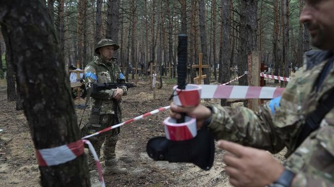 La fosa común fue hallada en la ciudad de Izium.