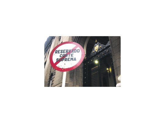A 48 horas de las elecciones, la Corte Suprema falló a favor del Gobierno y declaró constitucional la ley de medios. Todas las objeciones -cuatro artículos de la norma- del grupo Clarín fueron  rechazadas.