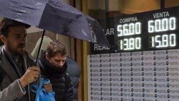 el dolar cerro casi estable a $60,31, pero se ampliaron brechas con el blue y el ccl